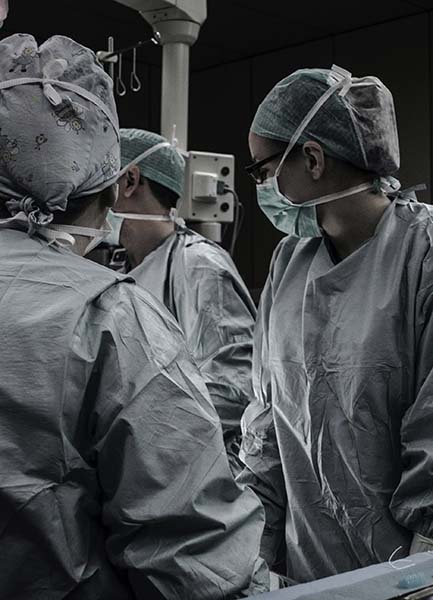 Image de nos darkteurs en cours d'opération dans un bloc opératoire